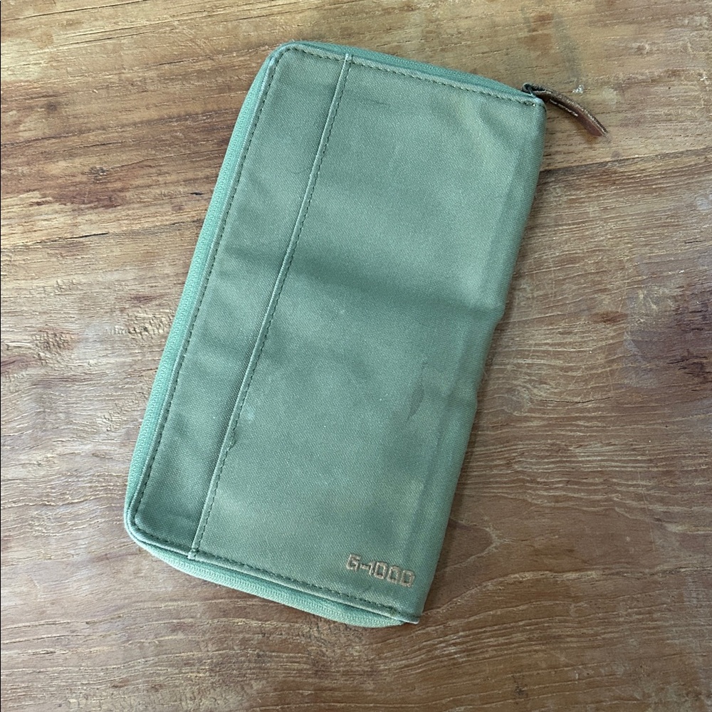 Fjällräven Green Travel Wallet with Fox Logo - Picture 2 of 3